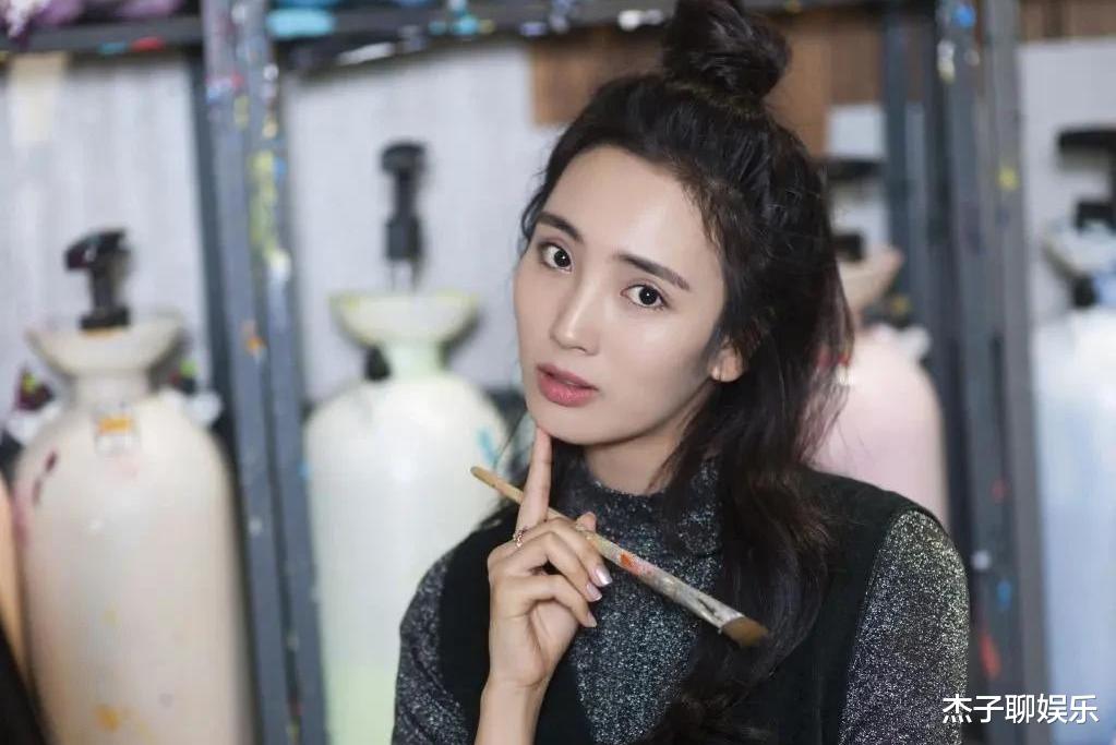 归路|29岁女星与63岁导演同回家！车上抱出小孩，刘若英曾苦等男方10年