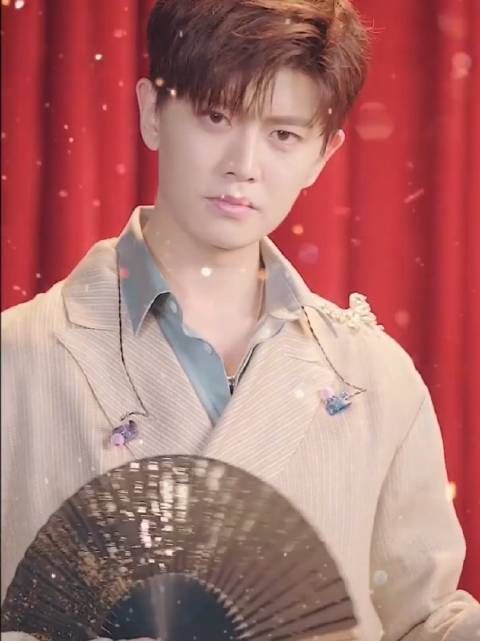 吴奇隆|任嘉伦新剧衣服竟开衩？李沁一袭红衣惊艳众人，网友：女主换得好