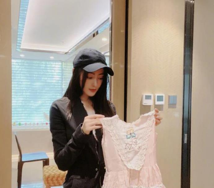 走进张天爱现实中的家,在家用水管架挂衣服,每次找衣服太方便了