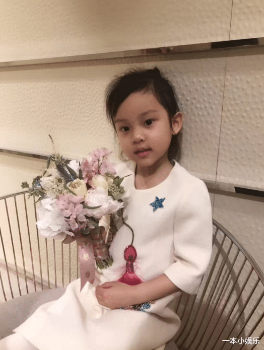 郭德纲|好妈妈人设崩塌！李小璐晒8岁女儿照片被骂惨：你怎么这样养孩子