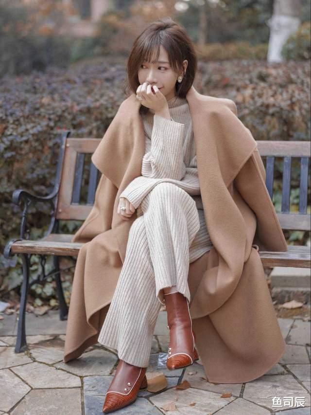 鱼司辰 40+的女性秋冬穿搭指南，一件大衣让你提升气质又减龄，高级洋气
