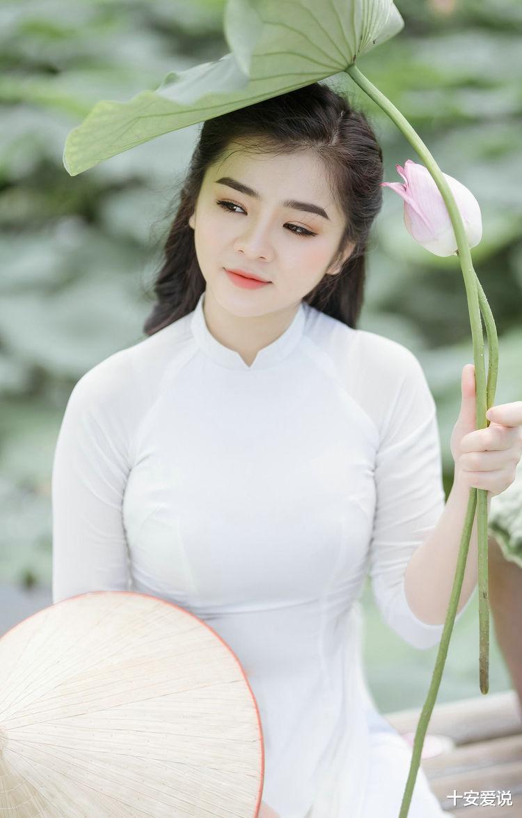 十安爱说|素雅的刺绣很是温柔恬静,修身的版型衬托出姣好的身材