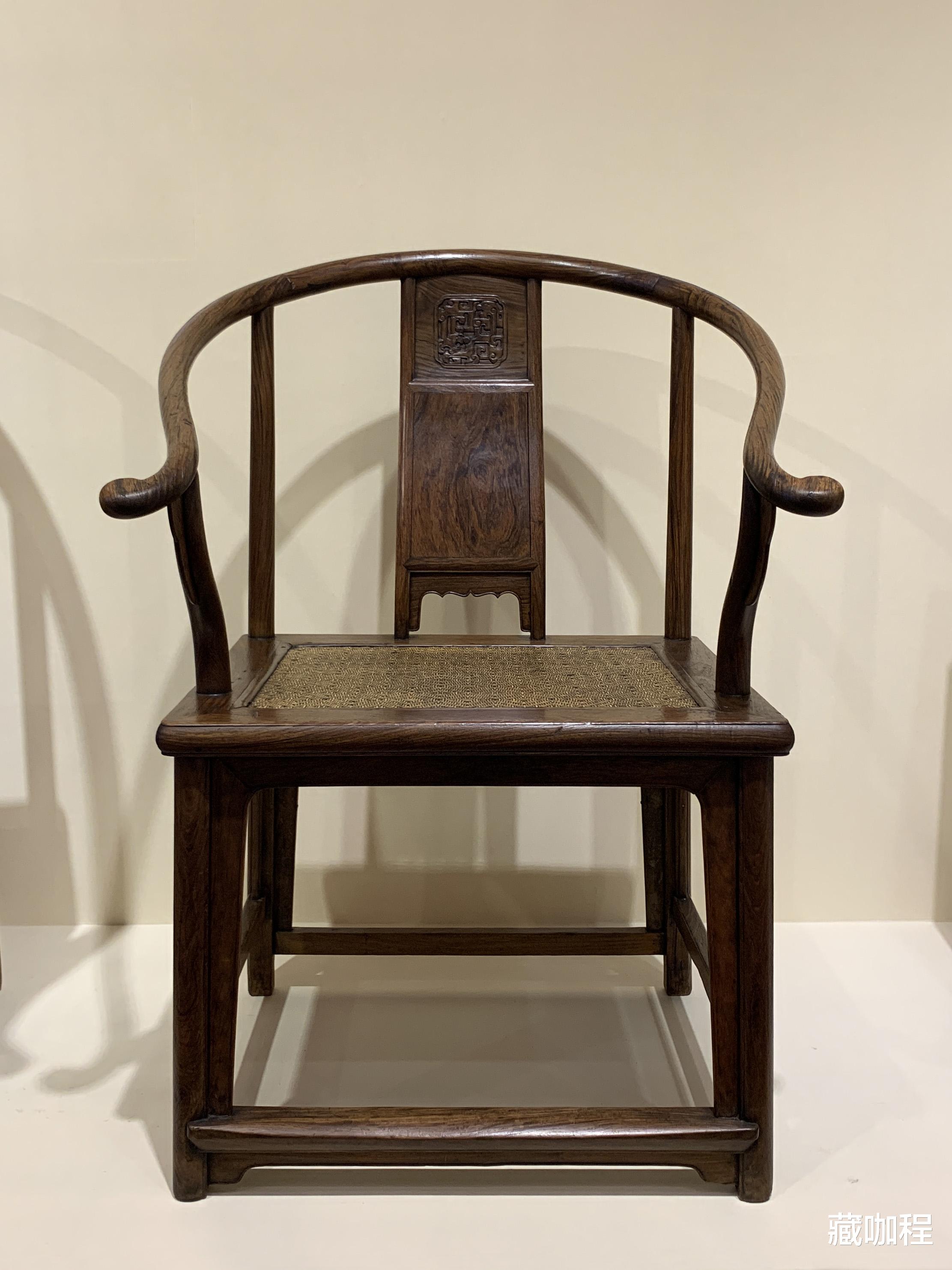 |靠背光素、券口雕花，简繁配搭黄花梨圈椅成对
