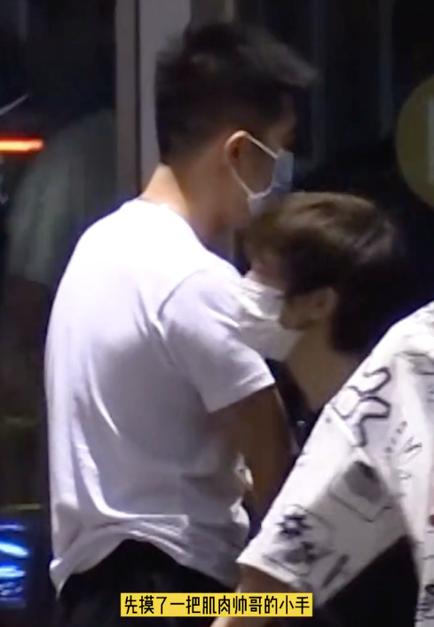 郭敬明|郭敬明通宵嗨玩，出门不忘和肌肉男拉手告别，还带俩帅哥同返酒店