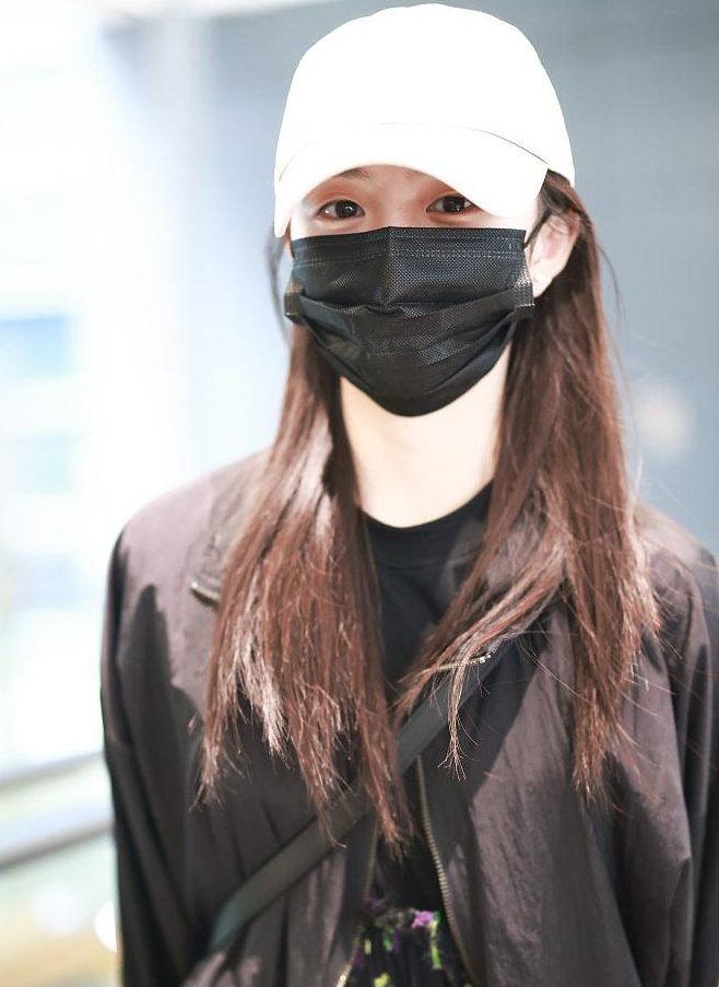 何有强|刘浩存美如初恋女友，穿黑色夹克外套配碎花半身裙，看着让人心动