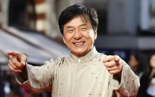 成龙|2007年，成龙准备在北京工体馆举办演唱会，冲进来一群大汉：都给我停下