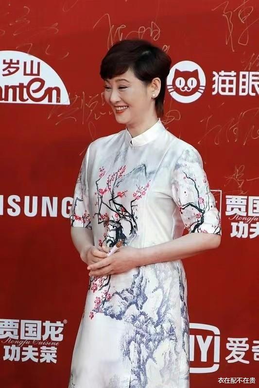 徐帆|54岁徐帆的自然老去很优雅，穿旗袍典雅高贵，冯小刚的眼光可真毒
