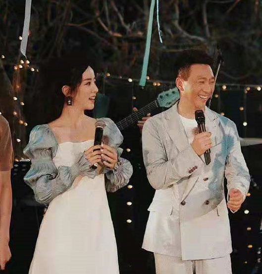 时尚风行派 央视一姐李思思不惧素颜!穿健美裤秀出超模腿,难怪能惊艳撒贝宁