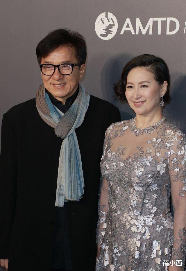 何洁|何超琼肉感身材真有优势，穿银色薄纱连衣裙配短发，太有豪门气质