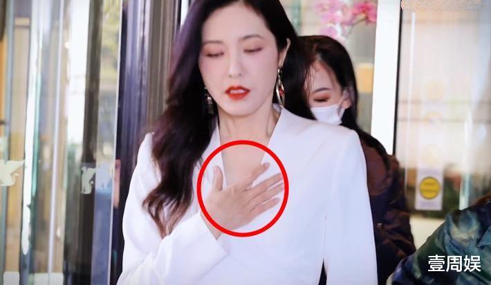 曾黎|45岁曾黎现身活动捞金，一只手捂着胸口，原因太过真实了！