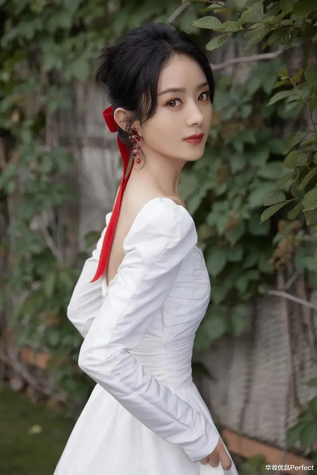 华妆优品Perfect|别再披头散发了！今夏流行“甜辣扎发”！好看不挑人！