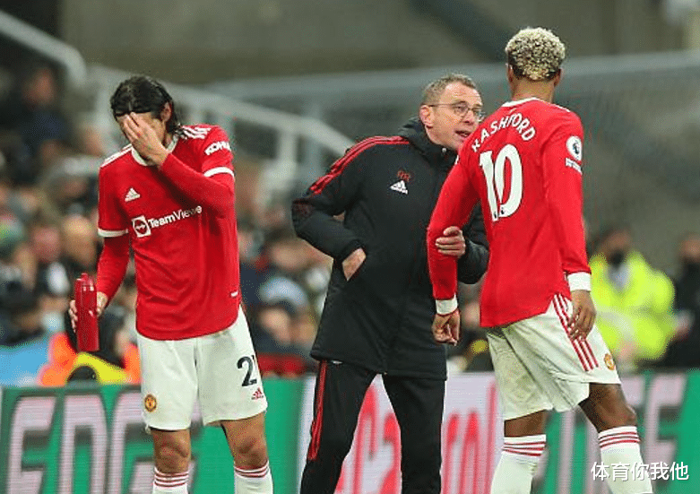 曼聯(lián)|曼聯(lián)1-1爆冷！傳球不過3腳就丟，中場脫節(jié)，后防失誤，C羅沒機會