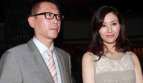 何超琼|何超琼曾跟刘銮雄去看电影，记者问她许晋亨气不气，她却满不在乎