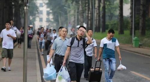 奶豆说育儿|多所高校通知，开学时间或将延迟，大学生报到不允许家长陪同