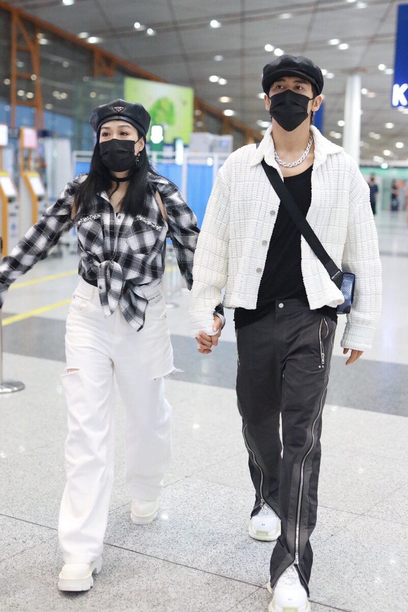 男士穿衣搭配杂志|张伦硕真有暖男范,把钟丽缇宠成“小公主”,看造型就知道很恩爱