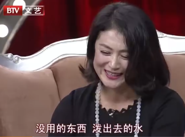 姐姐 于月仙亲妹和几个黑衣壮汉在饭店大吃大喝被拍！网友：这么快过坎了？