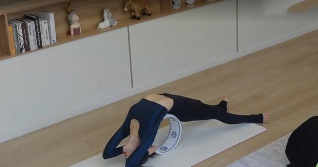 王子文|王子文穿“液态衣”练习瑜伽，当她下腰时，网友都看呆了