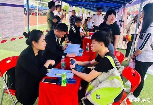 hr|毕业生的“奇葩简历”火了，内容有多搞笑， HR就有多无奈