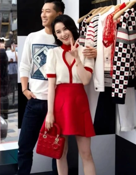 韩庚|韩庚与卢靖姗合影,被网红抢站C位,网红高调说出站C位原因
