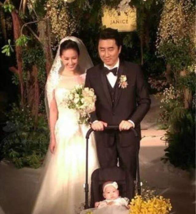 曾恺玹|37岁曾恺玹近况曝光，摘下口罩似出水芙蓉，7岁爱女电眼神似妈咪