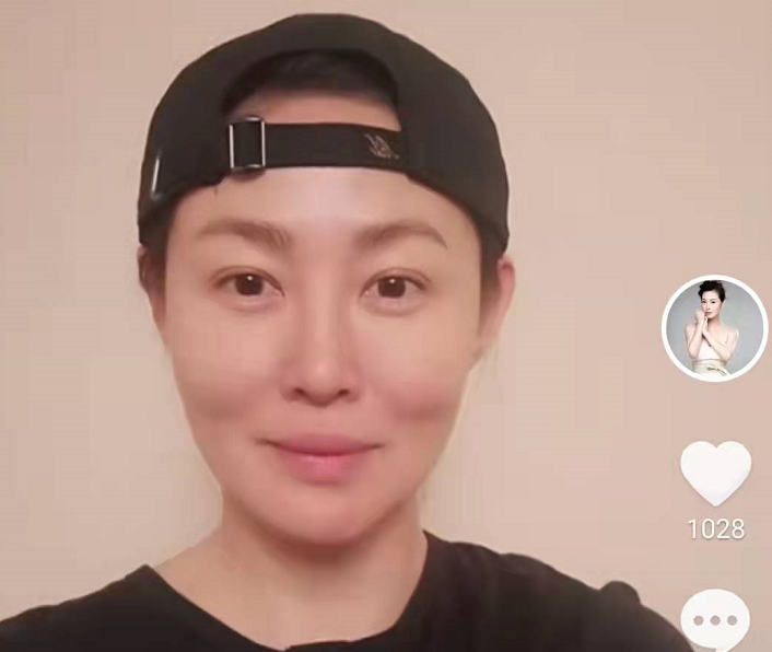 潘金莲|98版“潘金莲”庆49岁生日！和人喝酒脸红似少女，神秘老公疑在场