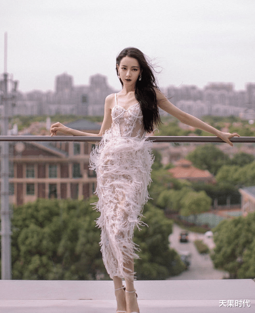 迪丽热巴|迪丽热巴腰臀比绝了，身穿白色镂空羽毛裙，裸色内里设计够大胆