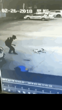 萌萌萌说|新来的幼师连孩子的衣服都能穿上，真是魔鬼的身材呀？哈哈哈