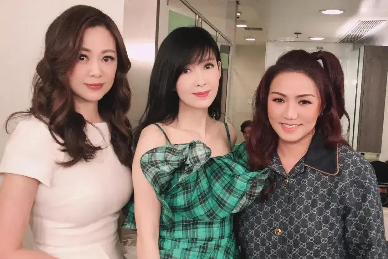 全球时尚号|“冻龄女神”周慧敏，穿绿色格纹裙如少女，“婴儿”肌太令人羡慕