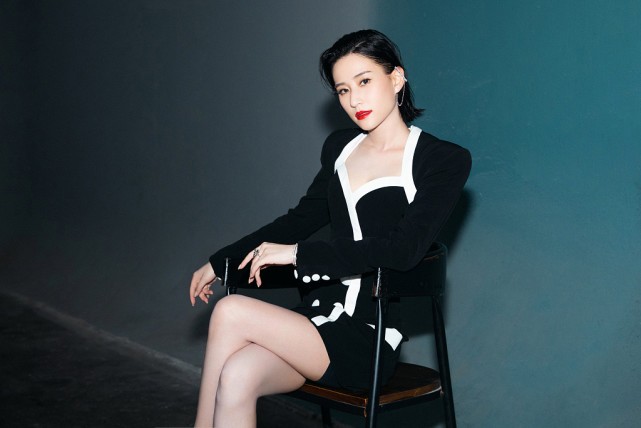 BiuFashion 何超莲不愧是富家千金，穿衣打扮真挺高级，简单的裙装也有女人味