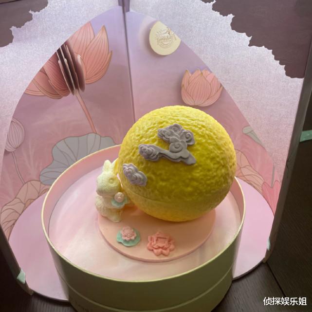 方媛|郭富城中秋节与妻女豪宅天台赏月，方媛和俩女儿穿旗袍太美了