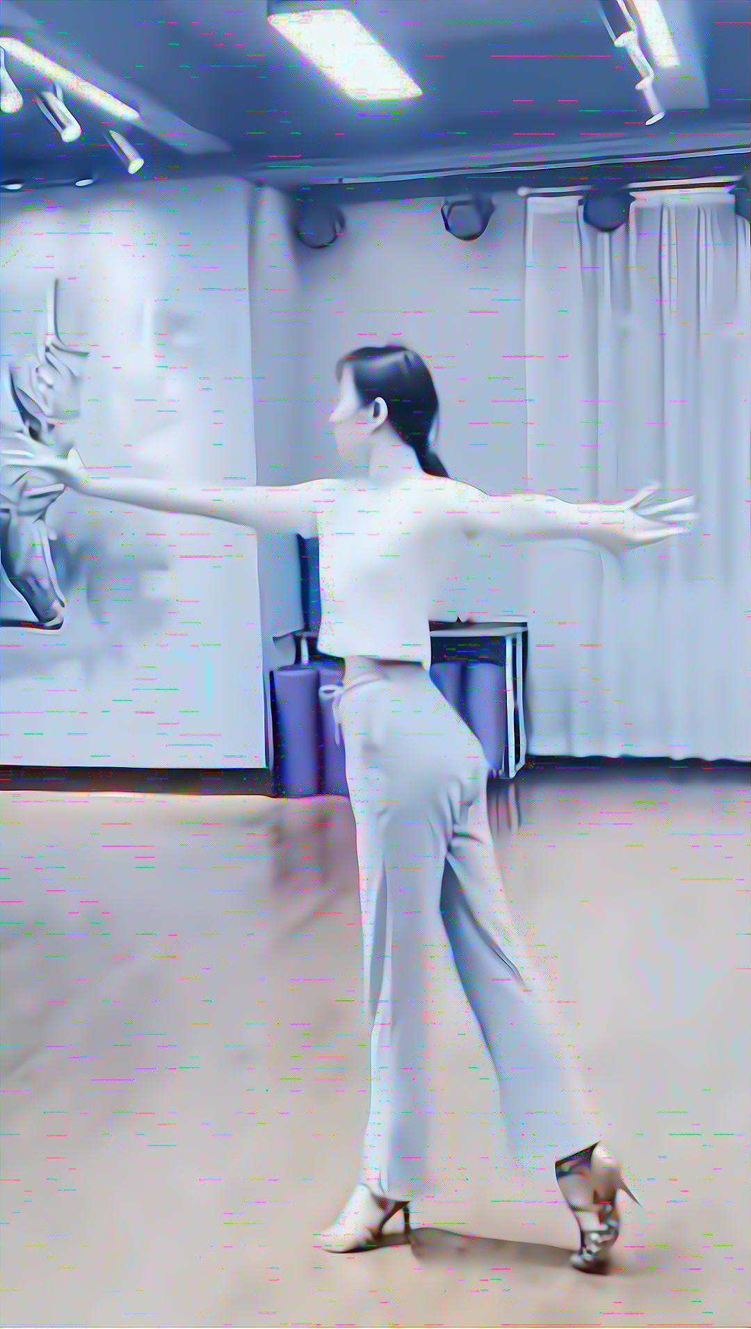 教师|浙大医学院一女博士走红了，身材曼妙，舞姿优美，侧颜照颜值不俗