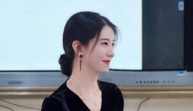 海南|海南一年轻女老师因貌美，意外走红，网友：比大部分明星都漂亮