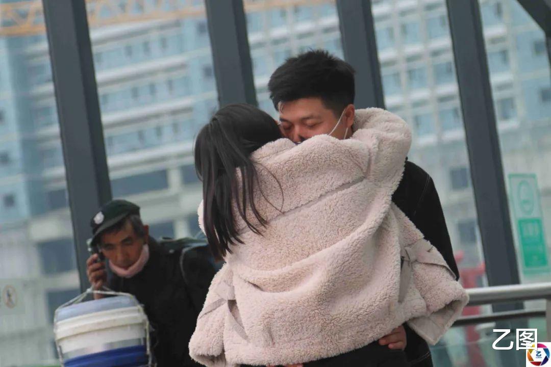 乙图 90后小夫妻在火车站依依不舍，场面感人，妻子：不怕分别最怕永别
