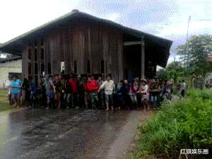 “在网上给孩子买了件衣服,结果上面宽松下面瘦,商家:穿反了”