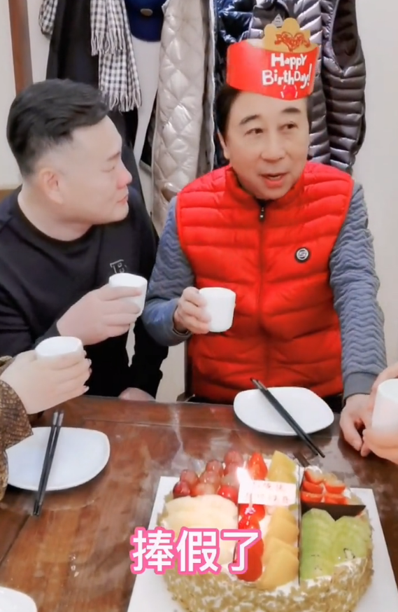冯巩|64岁冯巩庆生现场曝光！桌上4个卤菜好简朴，被糊一脸奶油好欢乐