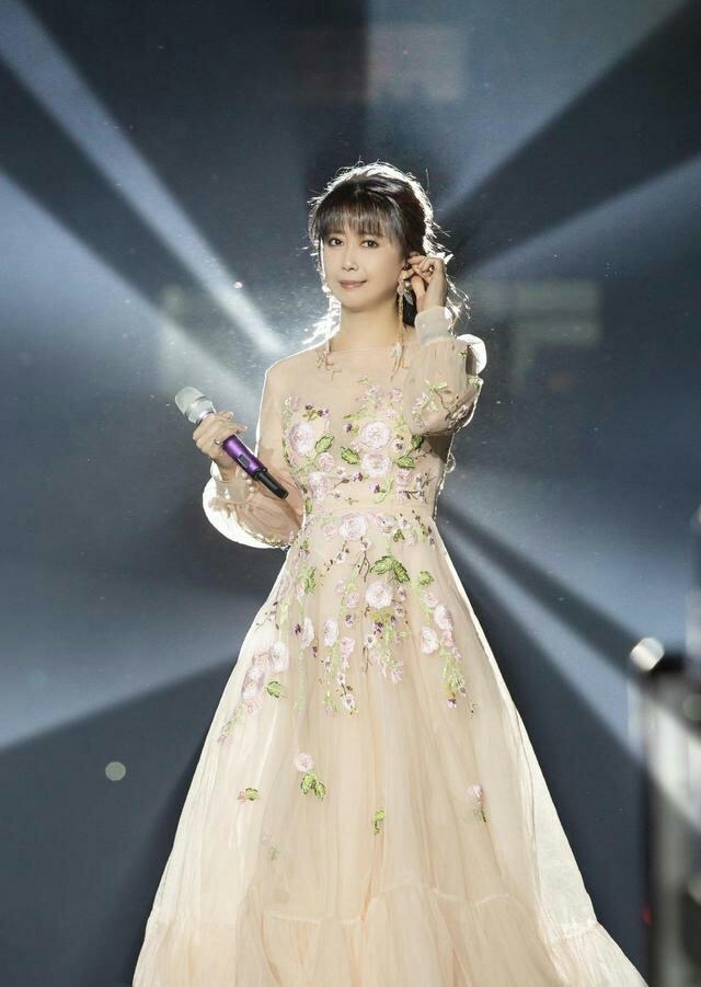 潮帮先生|52岁孟庭苇不肯服老,穿短裙配厚刘海还在扮少女,身材确实是不错