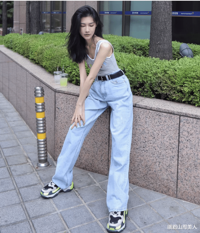 峨眉山周美人|夏天别再穿打底裤，太土！这3种“宽松款裤子”更受欢迎，很实用