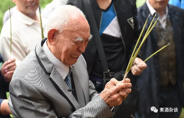 佟丽娅|余光中《乡愁》,Beyond《大地》,竟然说得是同一件事!