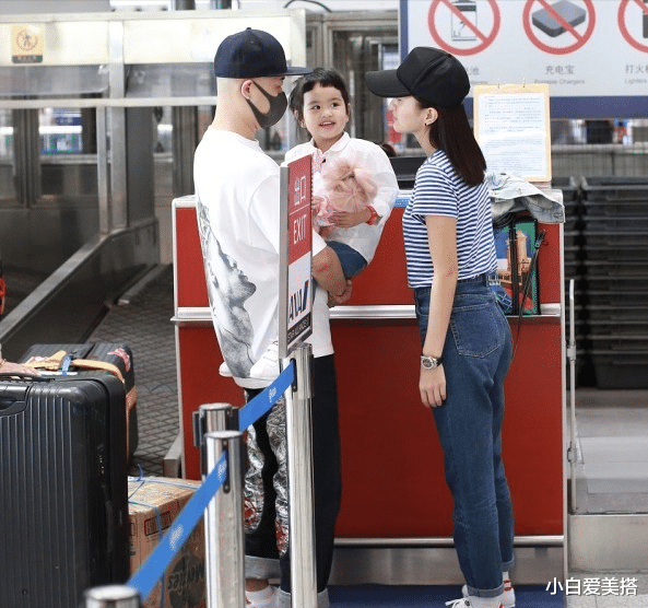 小白爱美搭|包文婧一家低调出街，小女儿包饺子真是越来越可爱了，看着好乖巧