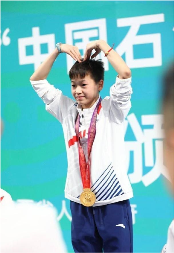 时尚风行派|全红婵再夺冠心情大好!穿运动装站C位,变考拉抱紧师姐太可爱