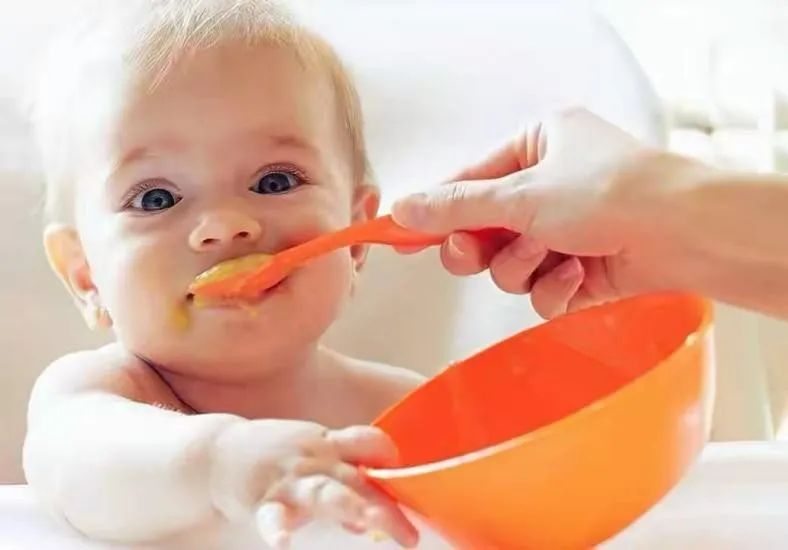 萱爸育儿经|奶粉价格愈发昂贵，家长可以用纯牛奶代替吗？别让抠门害了娃！