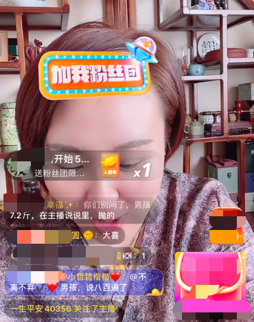 王小利|52岁王小利升级当爷爷！抱着孙子开心到当场落泪，前妻也罕见露面