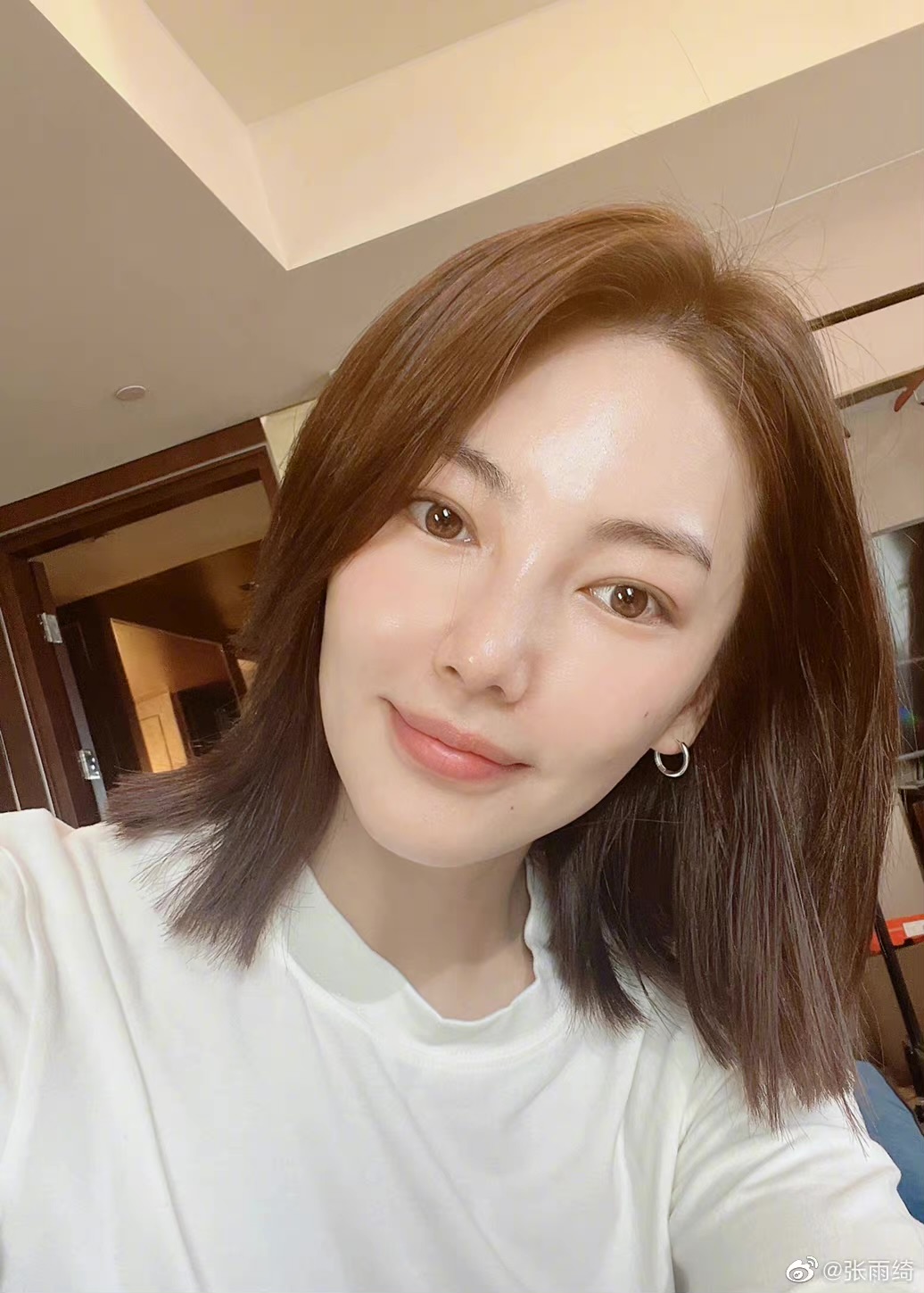 张雨绮|张雨绮晒照称“职业生涯最短的头发”，长发vs短发，更喜欢哪个？