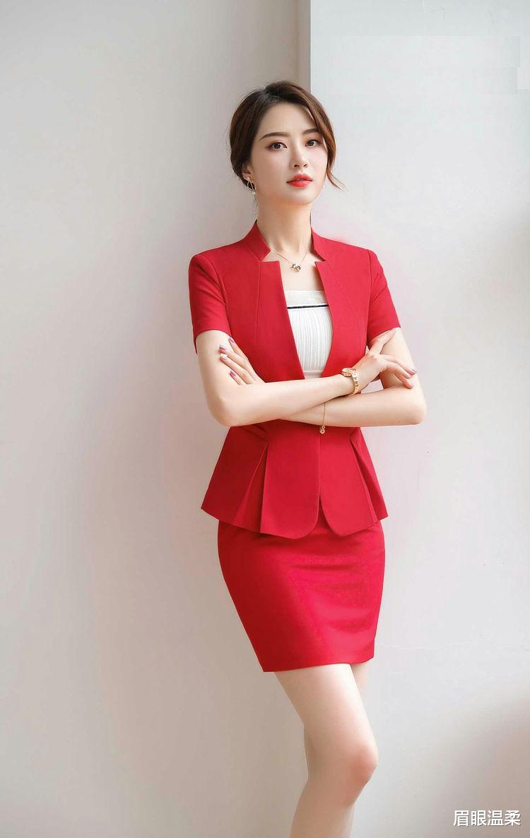眉眼温柔 红色搭配白色也是很具时尚的穿搭,凸显干练的优雅气质