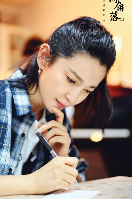 李冰冰|48岁李冰冰出席活动，表情管理失败暴露年龄，意外撞脸吕丽萍