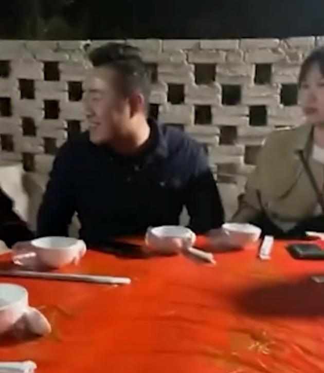 终生难忘!福建一女子去农村参加朋友婚礼,结果被安排在猪圈吃席