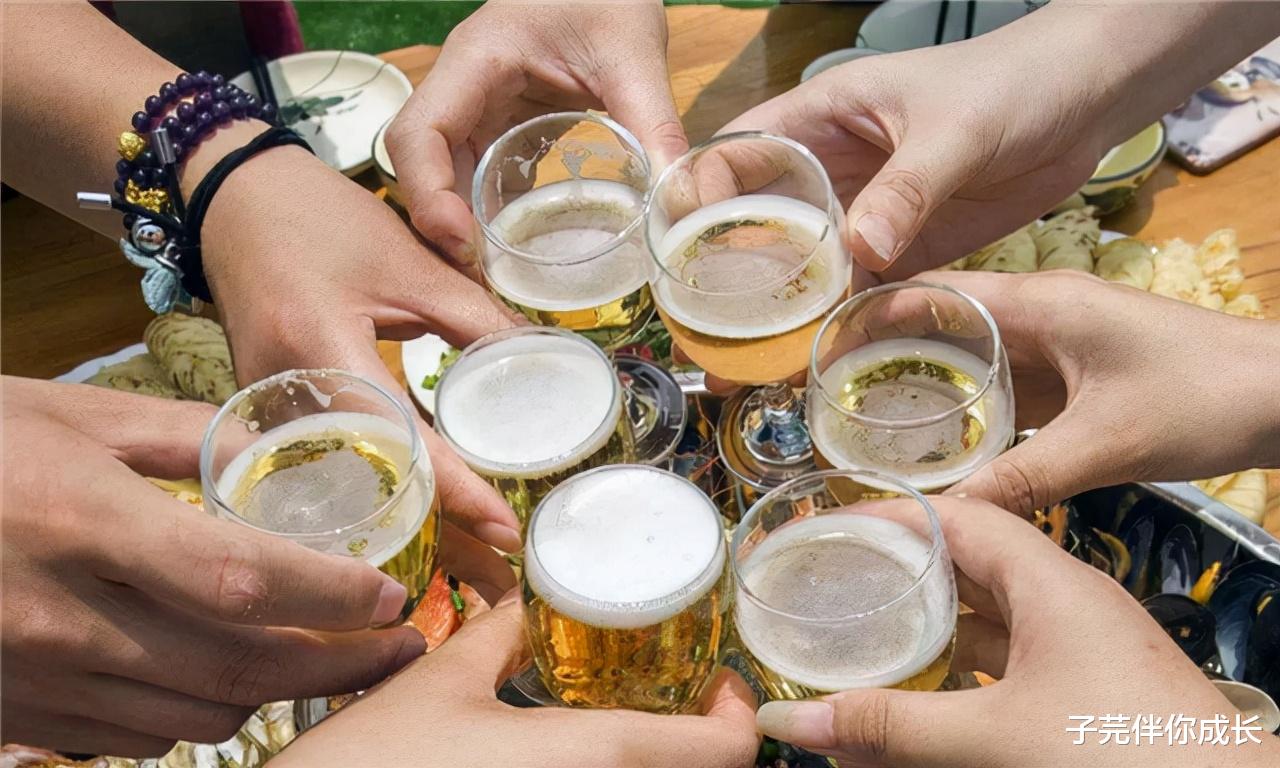同学聚会,看到餐厅角落的4个现象,我果断退出同学群