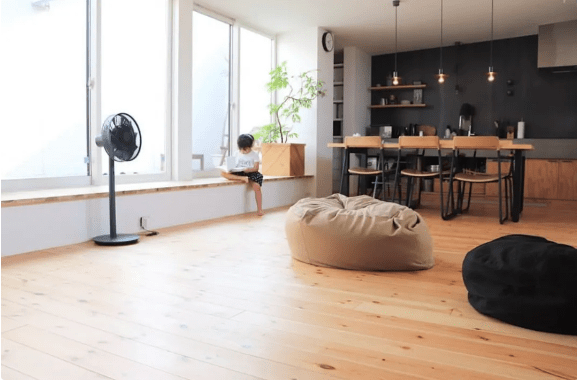 |85平小居住三个娃,客厅没有沙发,妈妈定期扔扔扔,好清爽