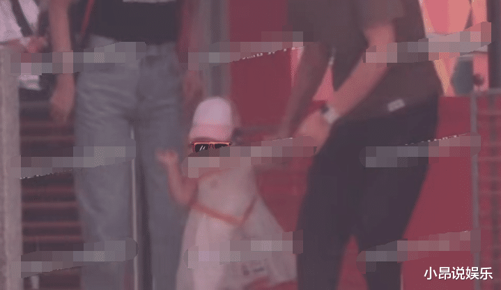 唐嫣|唐嫣与爸爸接女儿放学,小小糖穿着精致可爱,仅一岁多就上托管园