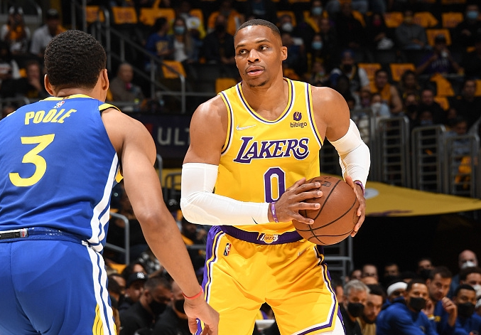 勇士隊(duì)|34+11+5，還是輸了！湖人遭勇士逆轉(zhuǎn)，詹姆斯扭頭就走